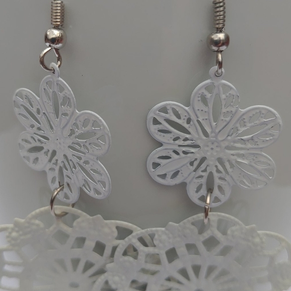 2/$10 or 4/$15 White Laser-cut Earrings Snowflake Floral Long - Picture 2 of 6